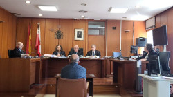 Acepta 15 meses y 5.300 euros por insultar y humillar a un camarero marroqu&iacute; de la cafeter&iacute;a que frecuenta