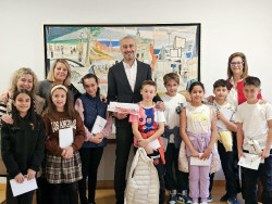 Alumnos del Fernando de los R&iacute;os cantar&aacute;n villancicos y regalar&aacute;n pulseras esta Navidad en Torrelavega
