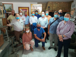 Ana, Mar&iacute;a y Regina Arroyo con el queso de Cantabria, por Pedro Arce 