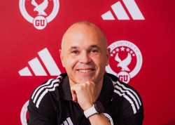 Andr&eacute;s Iniesta debuta como entrenador en el Gulf United de Dub&aacute;i
