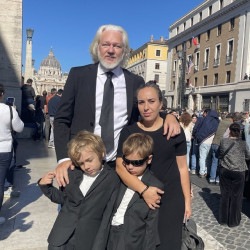 Assange acude al funeral del Papa Francisco para agradecer su apoyo durante su "persecuci&oacute;n"