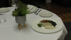 Bacalao al horno con mantequilla de berenjenas y verduritas, en el Restaurante La Vinoteca