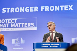 Bruselas pide que Frontex ayude a expulsiones dentro y fuera de la UE