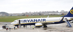 Cantabria negocia con Ryanair y otras aerolíneas para recuperar las cuatro rutas perdidas y tres nuevas