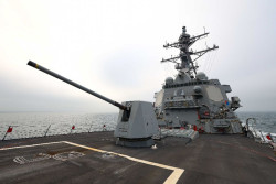 China despliega barcos y aviones para vigilar a un destructor estadounidense