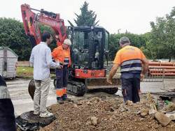 Comienza la renovaci&oacute;n de la acera en la calle R&iacute;o Cieza de Torrelavega y concluir&aacute; en dos meses