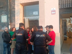 Desahucian a una mujer y su hija en Santander en medio de una fuerte tensi&oacute;n