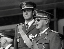 Despu&eacute;s del desenterramiento de Franco, S&aacute;nchez quiere el enterramiento del Em&eacute;rito