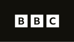 Dimite el director general de la BBC tras acusaciones de manipular declaraciones de Trump