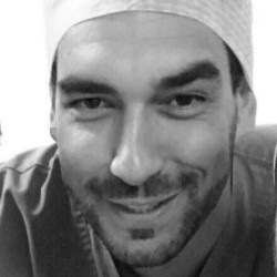 Dr.Sergio Garc&iacute;a Granja traumat&oacute;logo. "Cada fractura es &uacute;nica, y recomponer la anatom&iacute;a es como realizar un puzle muy complejo".