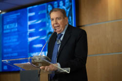 Edmundo Gonz&aacute;lez asegura que "algo tiene que ocurrir" tras el despliegue militar de EEUU frente a Venezuela