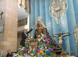 El alcalde de Torrelavega cumple la tradici&oacute;n y entrega su bast&oacute;n de mando a la Virgen Grande