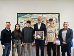 El alcalde de Torrelavega recibe a los alumnos de El Salvador tras su brillante participaci&oacute;n en `Saber y Ganar`