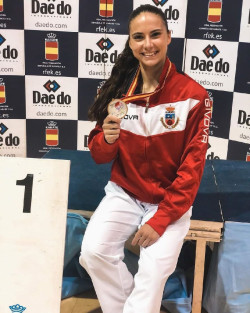 El alcalde Miguel &Aacute;ngel Ruiz Lav&iacute;n en nombre de Noja felicita a Carlota Fern&aacute;ndez por el Campeonato de Espa&ntilde;a de K&aacute;rate