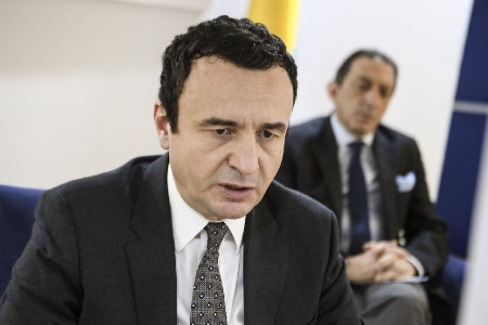 El primer ministro de Kosovo confirma que el país recibe migrantes deportados por EEUU