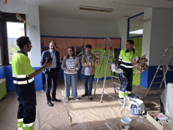 El programa de inserci&oacute;n laboral de regeneraci&oacute;n de espacios de Torrelavega est&aacute; actuando en colegios