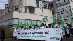 Enfermeros y fisioterapeutas se concentran para denunciar el "grave deterioro" de la sanidad p&uacute;blica: "Estamos hartos"