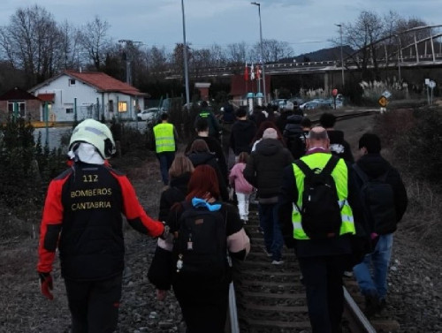 Evacuan por las vías del tren a 31 pasajeros de un Cercanías en Ribamontán al Monte