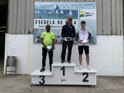 Fernando y David Sales, campeones de Cantabria de Vaurien a bordo del Martina y Carlos Casanueva, campe&oacute;n de Cantabria en ILCA6