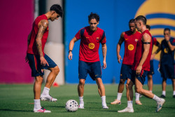 Flick convoca a 22 jugadores, sin Raphinha ni De Jong, para la visita al Galatasaray