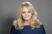 Gales se despide de Bonnie Tyler en un homenaje p&uacute;blico ante cientos de admiradores