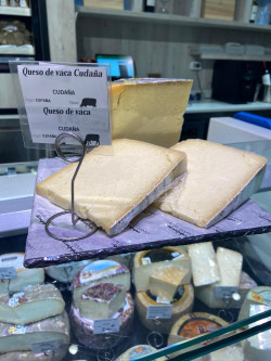 Granja Cuda&ntilde;a elabora y expone sus quesos en el Corte Ingles