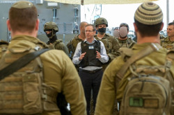 Herzog visita Gaza por primera vez desde el 7-O y defiende que Israel "act&uacute;a seg&uacute;n el Derecho Internacional"