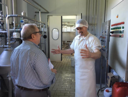 Javier y Casimiro mantienen la marca de Quesos Cobo de Li&eacute;rganes, por Pedro Arce D&iacute;ez