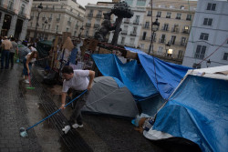 La acampada comienza a extenderse m&aacute;s all&aacute; de la Puerta del Sol cuando se cumple una semana de su comienzo