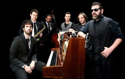 La alcaldesa de Noja Mireia Mazo presenta "las Veladas del Palacio que arrancan este s&aacute;bado con la banda de blues Travellin&acute; Brothers, su primera cita musical