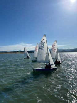 LA FLOTA DE SNIPE SANTANDERINA CELEBRO LA CLASICA REGATA FEMENINA