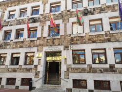 La Junta de Gobierno de Torrelavega aprueba ayudas para escolares y mayores por 112.000 euros