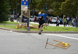 La manifestaci&oacute;n por la vivienda se salda con un detenido y nueve polic&iacute;as heridos