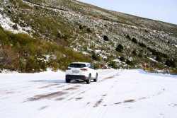La nieve obliga a cadenas en Lunada, Bra&ntilde;avieja y Cabu&eacute;rniga