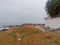 La Polic&iacute;a escolta a los servicios de limpieza en la playa El Trampol&iacute;n de Ceuta, donde volvieron cientos de inmigrantes