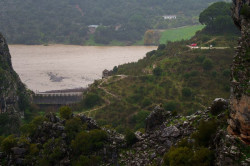 La presa de Montejaque desembalsa con un caudal de salida de 200 metros c&uacute;bicos por segundo