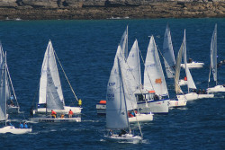 La tripulacon del Edificio Castelar comienza mandando el trofeo que lleva su nombre