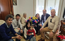 La vecina de Torrelavega C&aacute;ndida Maz&oacute;n recibe un homenaje por su 105 cumplea&ntilde;os