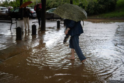 Las lluvias ponen en aviso a once comunidades aut&oacute;nomas este domingo, con alerta roja en Catalu&ntilde;a