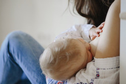 Las mujeres vacunadas contra la COVID-19 transmiten anticuerpos a los beb&eacute;s amamantados, seg&uacute;n estudio