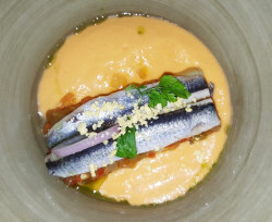 Lasa&ntilde;a de bocartes en vinagre y pimientos asados