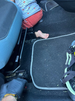  Liberado un ni&ntilde;o que qued&oacute; atrapado por un pie en el freno de mano de un coche en Vega de Li&eacute;bana