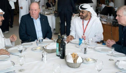 Lo del Rey em&eacute;rito Juan Carlos I es un entretenimiento para el populacho. Por Carlos Magdalena