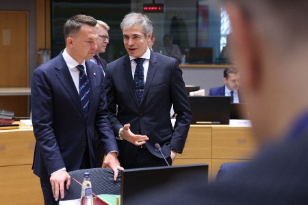 Los 27 empiezan a entender que oficializar el catalán en la UE es solo interes personal para que Puigdemont no le eche de la Moncloa