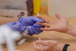  Los farmac&eacute;uticos lanzan una gu&iacute;a para realizar el test r&aacute;pido de anticuerpos de autodiagn&oacute;stico