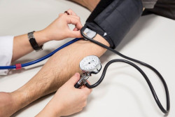 Los hombres ricos son m&aacute;s propensos a desarrollar presi&oacute;n arterial alta, seg&uacute;n estudio