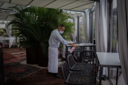  Los hoteleros piden a Sanidad incorporar el "riesgo de exposici&oacute;n" en los criterios de vacunaci&oacute;n