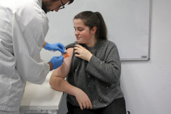  Los m&eacute;dicos piden extender y adelantar la vacunaci&oacute;n contra la gripe para mitigar efectos del COVID-19