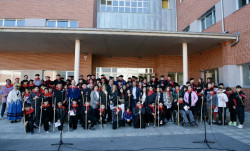M&aacute;s de 300 escolares cantan las Marzas junto a la Ronda de Torrelavega