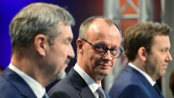 Mientras en Espa&ntilde;a PP y PSOE se dan de hostias con el aplauso de comunistas e independentistas en Alemania Conservadores y socialdem&oacute;cratas pactan la `gran coalici&oacute;n` 